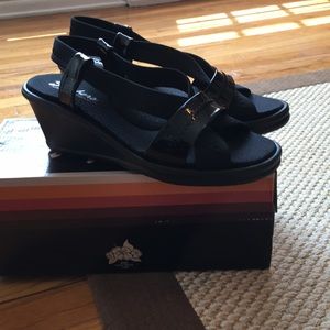 Sketchers Black Memory Foam Sandals - Size 9